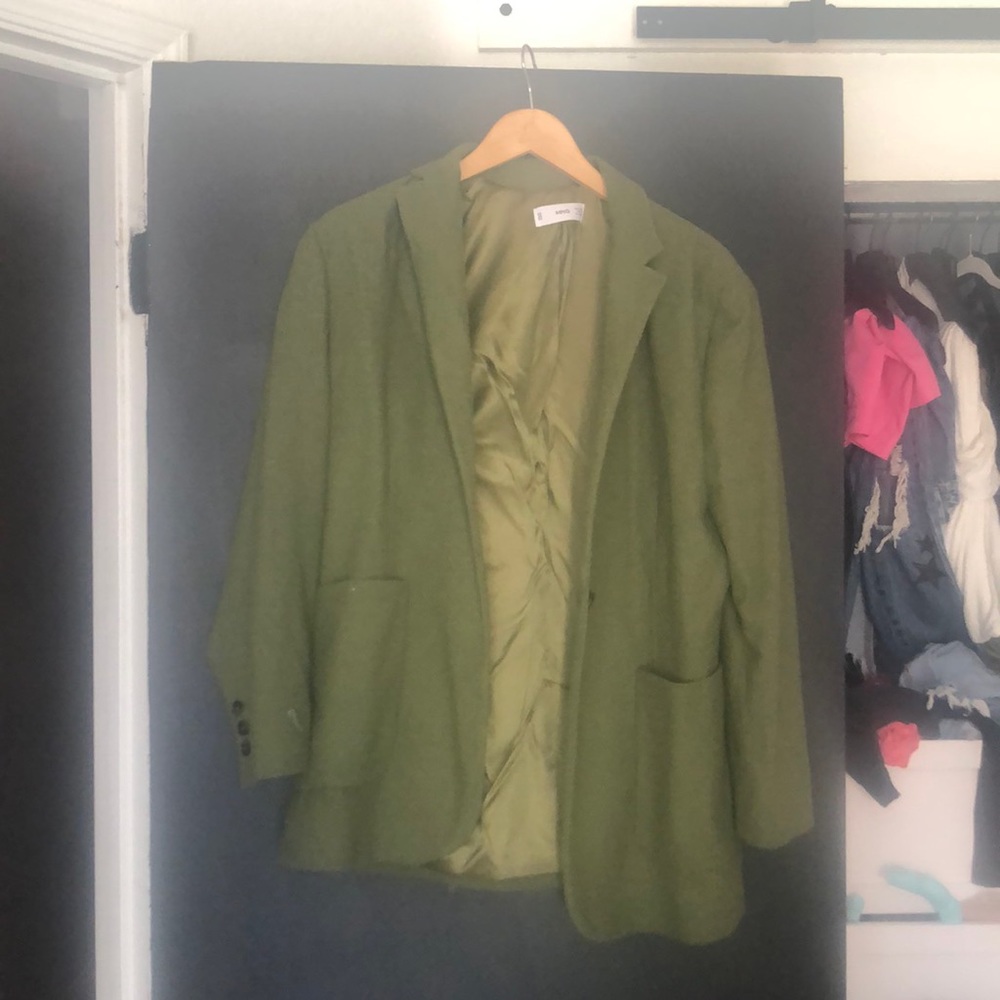 It’s a mango blazer in a green color